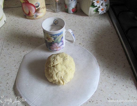 Смешиваем сметану и яйцо, добавляем 1 ст.ложку растопленного масла, соль и просеянную муку. Замешиваем тесто. Оно должно быть достаточно крутым, но так, чтобы Вы могли его раскатать:)