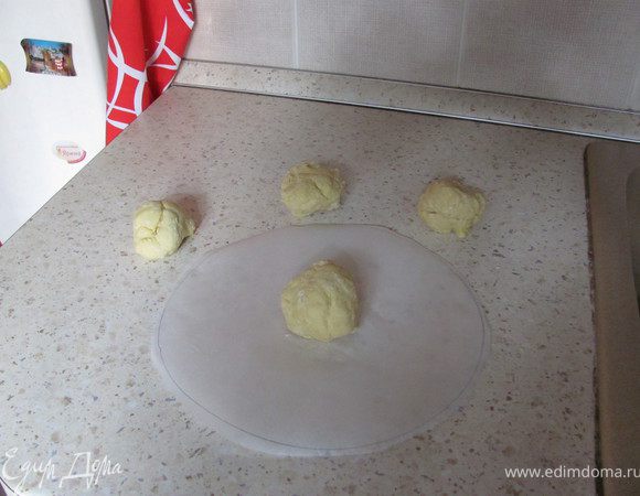 Делим тесто на 4 равных части. Раскатываем 4 тонких коржа по диаметру формы (у меня 24см). Первый корж я раскатываю на круге из пергаментной бумаги.