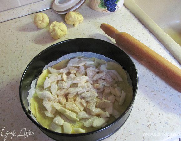 Яблоки (и груши, если вы их используете) чистим и нарезаем тонкими дольками в миску. Сбрызгиваем соком 1 лимона, чтобы не потемнели.
Дно формы смазываем маслом и выкладываем 1-й корж (который раскатали на пергаменте). Смазываем его растопленным сливочным маслом, выкладываем третью часть нарезанных яблок по всей поверхности. Посыпаем сахаром, корицей и (или) мускатным орехом или спесью специй для выпечки.