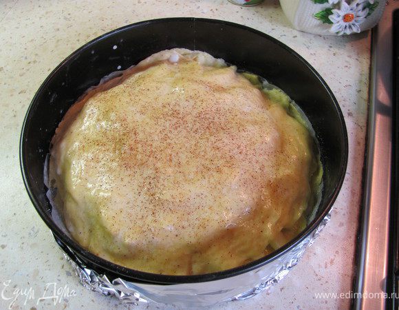 Так же выкладываем еще 2 слоя (тесто -масло- яблоки-сахар-специи). Накрываем последним, 4-м, коржом, смазываем его маслом и посыпаем корицей или специями.