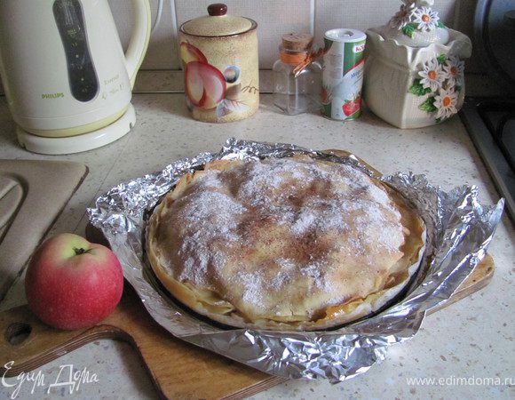 Ставим пирог в духовку разогретую до 190 градусов и выпекаем 30-40 мин. (в зависимости от духовки) до румяной корочки. Остужаем (я предпочитаю оставить на ночь - он так лучше пропитывается и становиться нежнее, но это дело вкуса:)), посыпаем сахарной пудрой, подаем на стол и наслаждаемся ароматами яблочного лета:) Приятного аппетита!