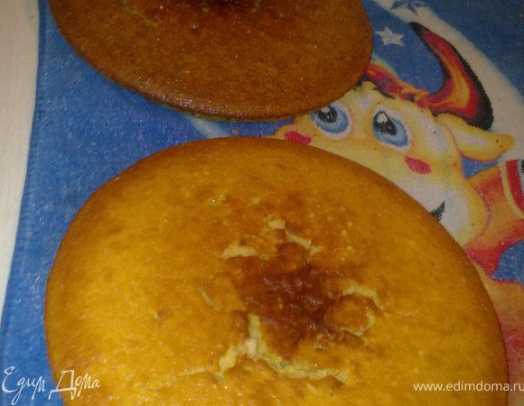 Так же спечь еще 2 коржа, но в один добавить 50г. горького поломанного шоколада, а в другой по ст. орехов.