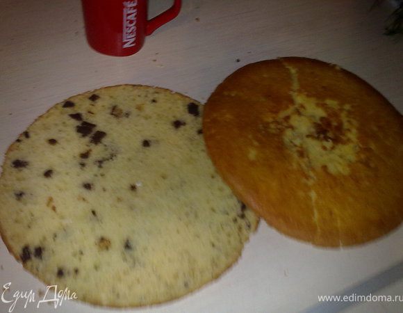 Коржи остудить и разрезать на две части.