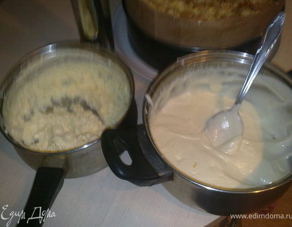 Взбить 2 крема. 1-й: 500г. 33%-й сметаны взбить с 1 ст. сахара. 2-й: Пачку размягченного масла взбить с пол банкой сгущенки.