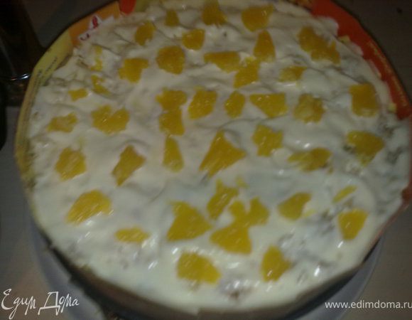 Собираем торт. Каждый корж промазываем сметанным кремом и прокладываем киви, затем апельсином и следующий бананом и повторить. Коржи я пропитывала крепким кофе с сахаром.