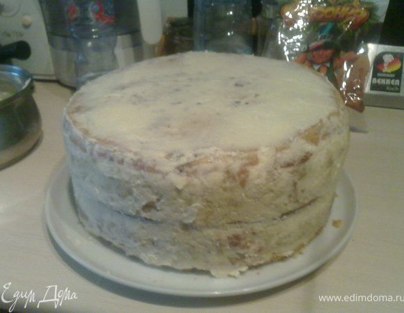 Потом выравниваем торт масляным кремом.