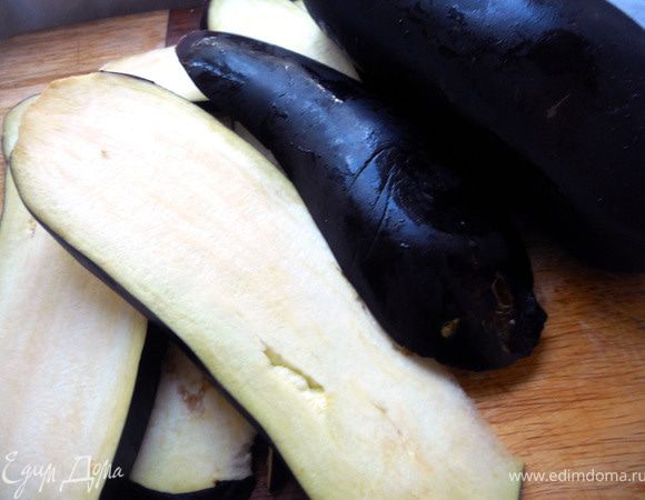 Баклажаны нарезать вдоль достаточно тонко, в идеале 5 мм.
