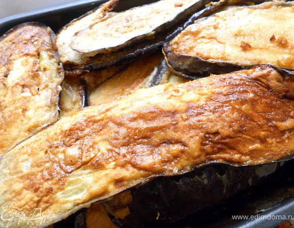 Баклажаны посолить, поперчить, обвалять в муке и затем в яйце, обжарить с двух сторон до золотистого цвета. ***Такс, пошли первые отступления!:) Я решил, что можно усовершенствовать процесс, сразу добавив соль и перец к слегка взбитому яйцу. Потом, после нескольких минут мучений, связанным с погружением ломтиков в яйцо, я решил для этого дела использовать силиконовую кисточку - получилось аккуратно и хорошо! И еще один нюанс: несколько раз я сливал масло, а один раз мыл сковороду***