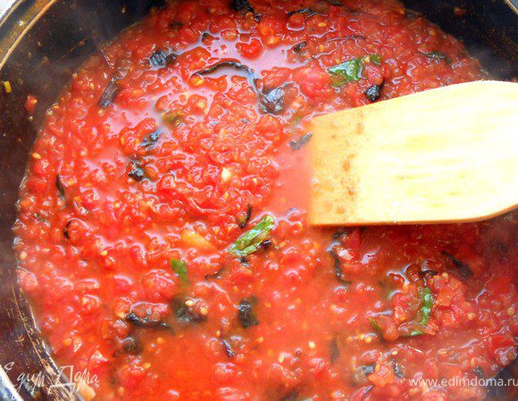 Чеснок очистить, раздавить плоской стороной ножа, обжарить на масле в глубокой тяжелой сковороде до золотистого цвета, вынуть. Очистить помидоры от кожуры (сделать надрезы и опустить в кипяток) и измельчить либо взять томаты в собственном соку, добавить помидоры, на среднем огне довести до кипения, вмешать базилик ***я помидоры измельчил в комбайне***. Посолить, поперчить по вкусу, готовить еще 10+- минут. ***Нужно хорошо загустить, я совершил небольшую ошибку - из-за измельчения комбайном выделилось слишком много сока, и баклажаны получились слишком сочными. И да, семена из томатов можно удалять, но я сделал вид, что их не существует:)))***