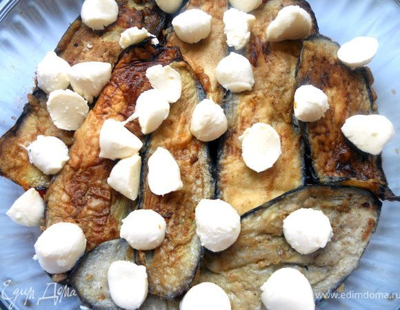 На баклажаны кусочки моцареллы.