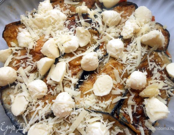 И присыпать пармезаном. Слои повторить (не забывая обильно смазывать томатным соусом). ***Вот тут-то и произошла неточность со стороны уважаемого журнала - было не указано, что должно быть на самом верху. Я добавил моцареллу и пармезан, но думаю, завершать-таки эту красоту должны были баклажаны!***. Запекать 60 минут, у меня вышло около 50. ***Предыдущая моя ошибка и вызвала столь "дефективную золотистую внешность":) А я то все гадал, глядя на фото, как удалось сохранить пармезан белым-белым?! Уже позже узнал, что им просто присыпают уже готовые баклажаны:))) Достать из духовки, немного остудить, а можно и оставить на следующий день - будет совершенно душевно!