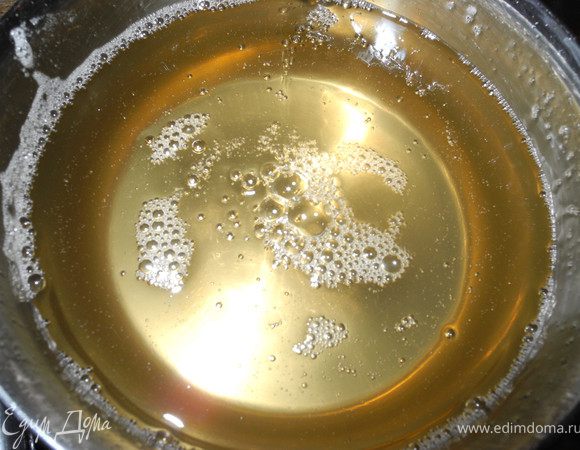 В оставшееся молоко добавить лимонную цедру и палочку корицы, вскипятить, снять с огня. Добавить в горячее молоко молочную смесь с мукой, интенсивно помешивая. Если получились комочки, не переживайте, потом все равно нужно будет процедить. Оставить ненадолго. Тем временем, смешать сахар с водой и вскипятить, дать прокипеть 3 мин. 