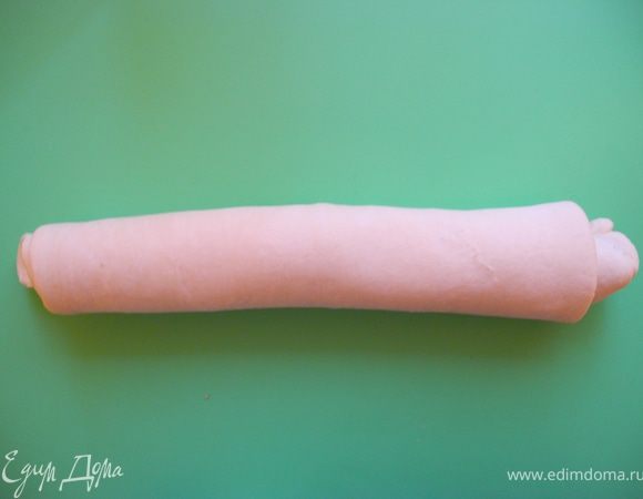 Тесто согласно инструкции разморозить так, чтобы оно стало пластичным. Свернуть рулетом.