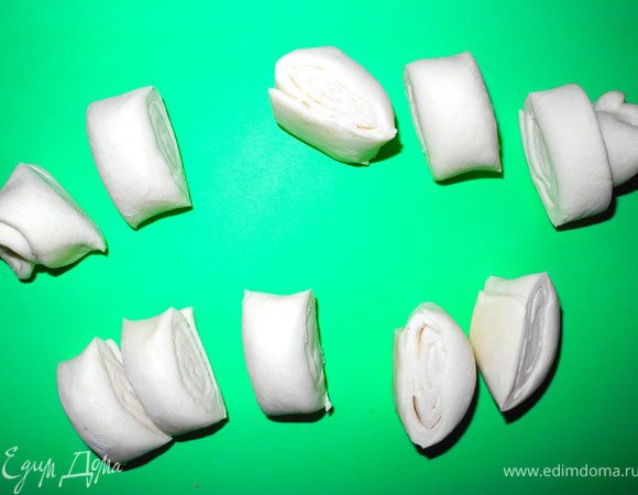 Затем нарезать рулетик кусочками 1,5 -2 см поперек.