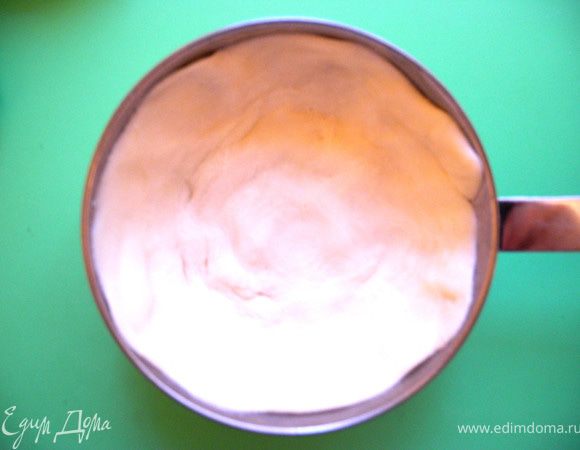 Формочки предварительно смазать сливочным маслом. С формочками отдельная песня. Ну не было у меня подходящих. Стала искать. Хотела уже подходящие фарфоровые соуснички купить, да увидела кокотницы - формы для жульена. Купила на свой страх и риск, подумала, что если не для пирожных, то для жульена пригодятся. Так вот, взять формочку, смазанную маслом, и распределить по ней кусочек теста. 