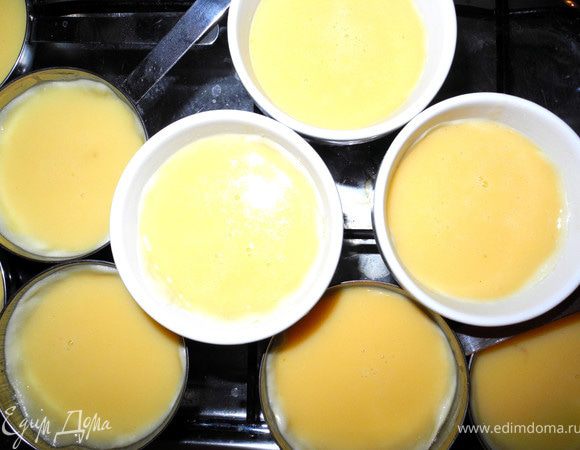 В эти формочки на тесто налить крем на 2/3. 