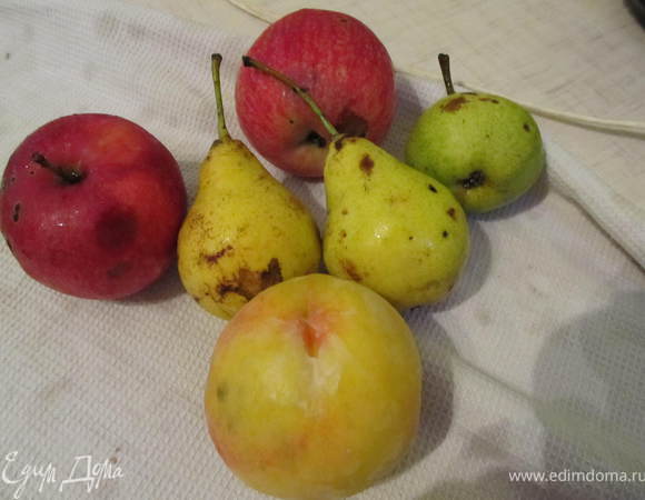 Яблоки, груши, персик порезать на крупные кусочки.