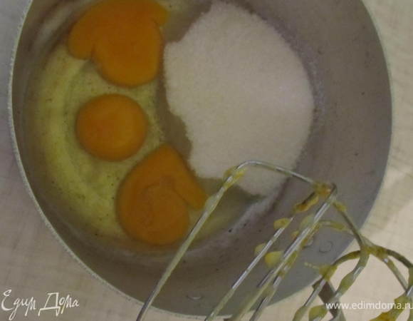Яйца взбить с сахаром, до увеличания массы в 2 раза.