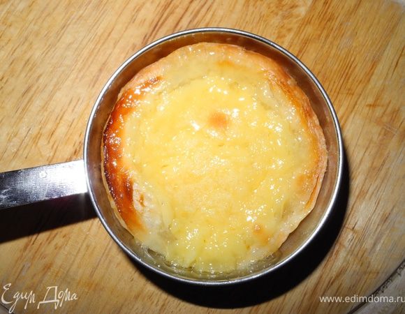 Выпекать рекомендовали при температуре 250 градусов 17 мин. Я пекла немного дольше - 20-22 мин, до зарумянивания теста.