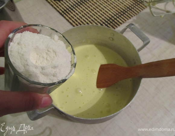 Добавить просеяную муку,перемешать 