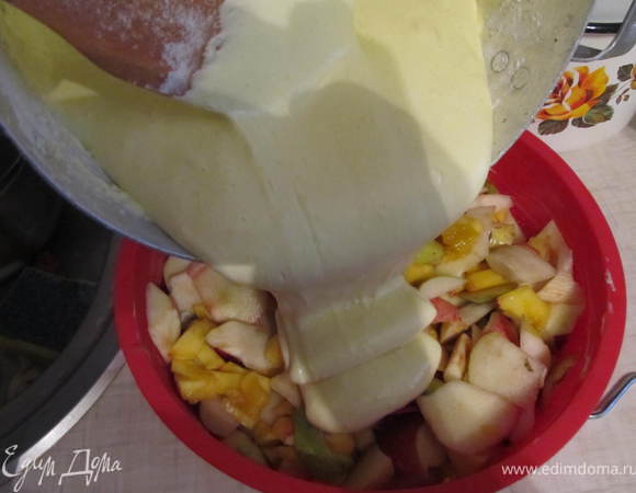 Залить полученым тестом фрукты. Выпечь в духовке до румяной корочки.