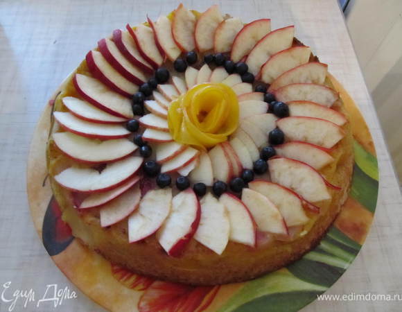 Можно украсить дольками яблок, розочкой из персика, черникой. По желанию можно залить желе.