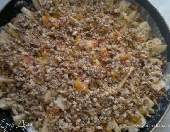 затем их посыпала изюмом и орехами,предворительно их перемешав с мукой