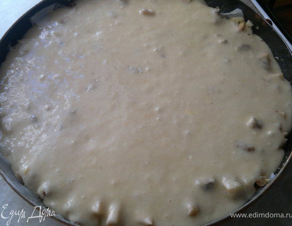 сверху вылила тесто,отправила в печку готовиться)))готовность проверяла спичкой 