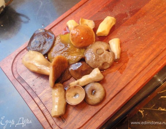 Грибочки отвариваем в подсоленной воде около часа. Бульон пригодиться для соуса, так что не выливаем.