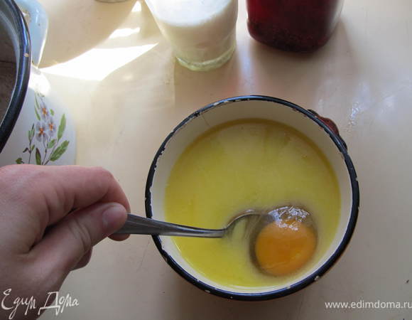 В охлажденное масло добавить яйца и хорошенько перемешать.