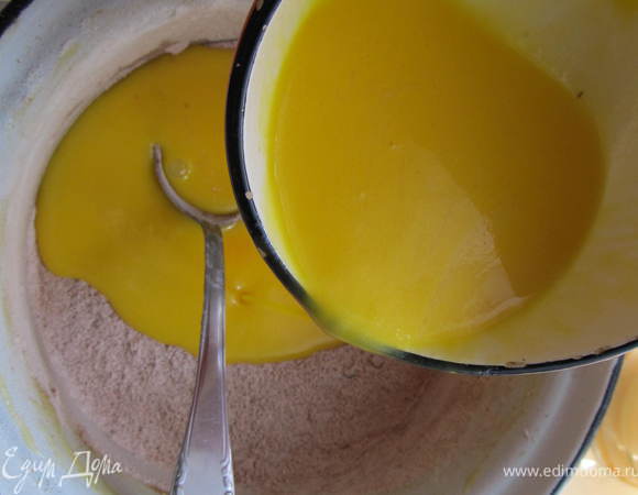 Яично-молочную смесь добавить к сухим компонентам и все хорошенько перемешать.