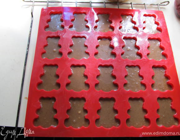 Тесто разлить по формочкам. Если пользуетесь селиконовой формой впервые, нужно смазать ее растопленным маслом. По желанию в серединку можно положить поломаный на кусочки шоколад.