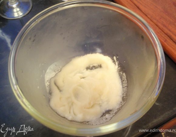 2 ст.л. манки разводим в горячей воде, делая кашку. Хорошо мешаем, чтобы не было комочков. Затем добавляем фарш и половину нашинкованного лука. Добавляем соль, перец, хмели-сунели. Очень хорошо все вымешиваем. Затем поднимаем повыше фарш и кидаем в миску. Такую процедуру проделываем несколько раз. Это сделает фарш более мягким и пышным.  