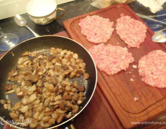 Формируем из фарша круглые лепешки.