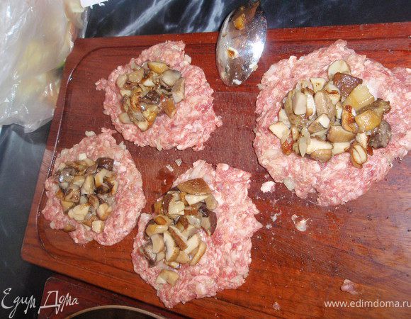 В центр лепешек укладываем грибы с луком.