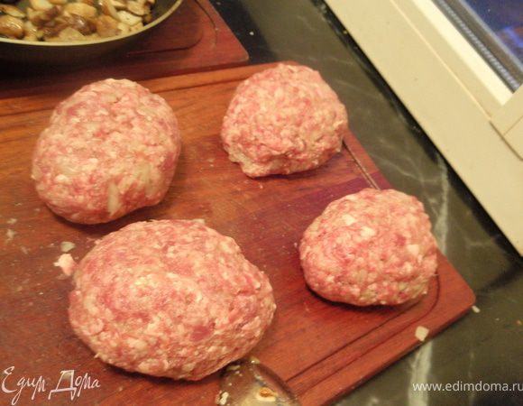 Сверху ещё один слой фарша и хорошенько скрепляем, формируя котлетки с начинкой.