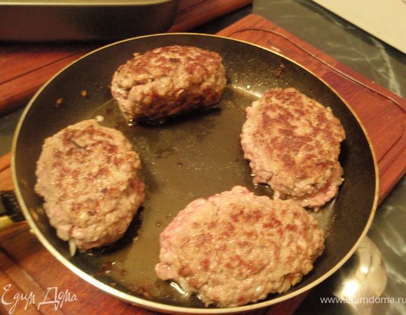 Обжариваем зразы на растительном масле со всех сторон до румяности.