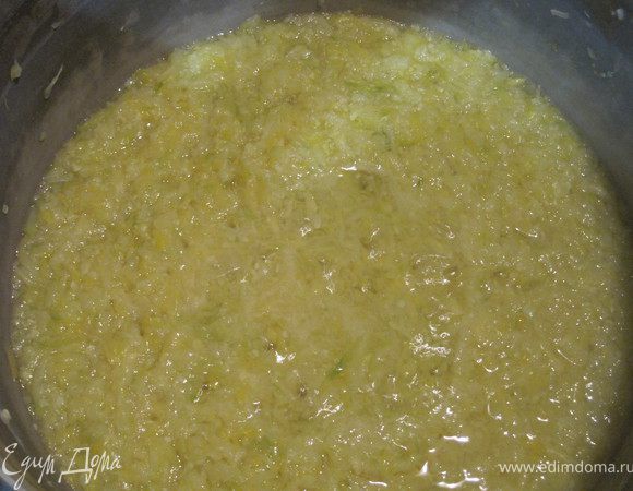 Кабачки очистить и натереть на крупной терке.Поставить тушить на 2 часа.Образуется кашица.