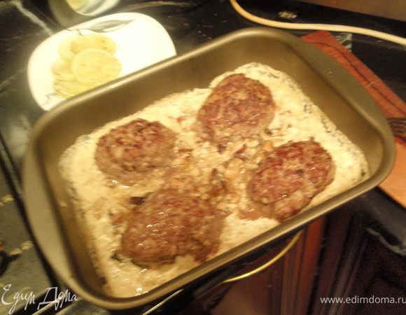 Затем укладываем их в форму. В промежутки добавляем оставшиеся грибы и наливаем сливки. Форму ставим в духовку на 30-40 минут при температуре 200 градусов. 