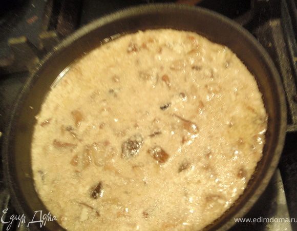 Приготовим соус. Из формы смесь из сливок и грибов переливаем в сковороду или сотейник, добавляем половник грибного бульона, и муку. Помешиваем и держим на огне до загустения. При необходимости посолить.