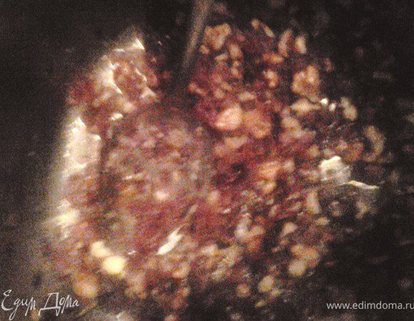 Замесить дрожжевое тесто на воде, оставить подниматься минимум на час в теплое место. Орехи и лук измельчить, но не очень мелко, лук мелко. Обжарить лук на масле до золотистого цвета, добавить орехи, минуту обжаривать вместе, отставить.