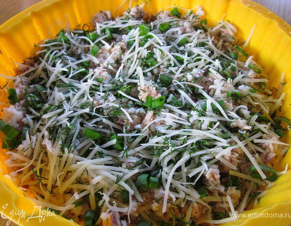 Все ингредиенты взбить в однородную массу. Тесто, как густая сметана.Из тунца удалить жидкость, сам тунец размять вилкой, смешать с рисом и жаренным луком.

Силиконовую форму сбрызнуть водой, вылить в неё половину теста, посыпать рубленной зеленью, посыпать пармезаном. Затем выложить начинку, сверху опять зелень и пармезан. 