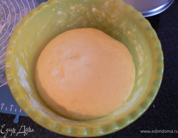 1.	Замешиваем тесто из муки, яйца, дрожжей, сахара, масла, соли и 150 мл теплого молока. Ставим в теплое место на 50 минут.