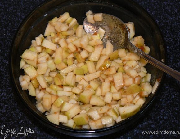 яблоки режем на мелкие кубики,добавляем лимонный сок,повидло,немного сахара.Сливу разрезаем ,удаляем косточки.