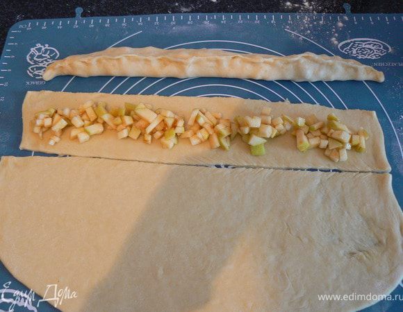 4.	Раскатываем тесто в виде прямоугольника и разрезаем вдоль на т полоски. начинку выкладываем на середину каждой полосы. Края теста смачиваем молоком и соединяем. 