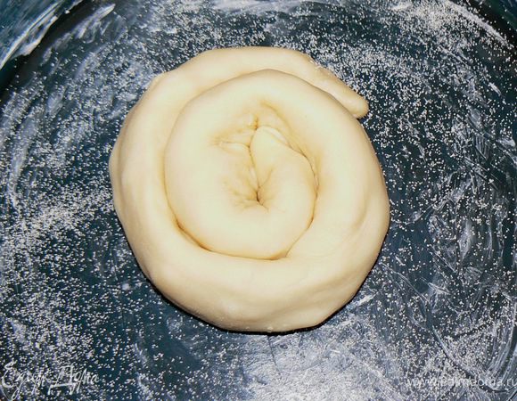 Получившиеся трубочки выкладываем по спирали в форму для запекания