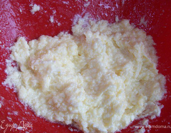 масло разотрите с яйцом и сахаром