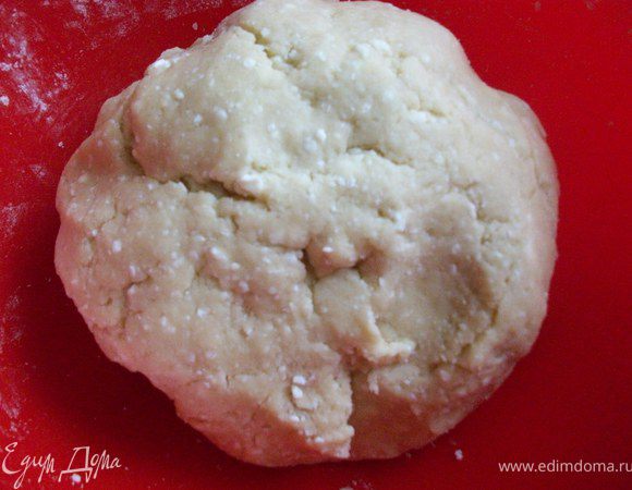 добавьте творог, муку просеянную с разрыхлителем, замесите тесто и поставьте на час в холодильник