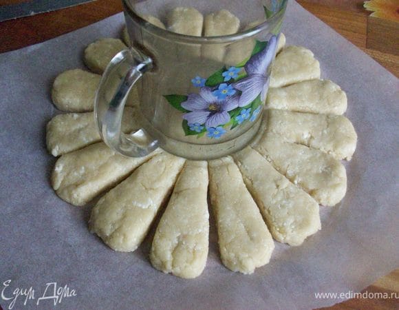 все лепестки слегка прижмите пальцами, поверните