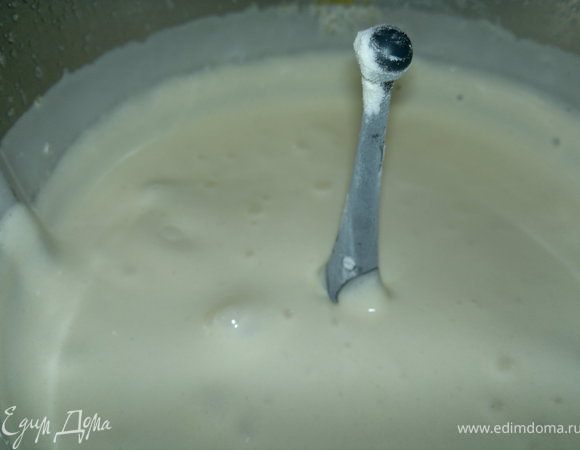 Добавить в яичную смесь муку с крахмалом, перемешать.